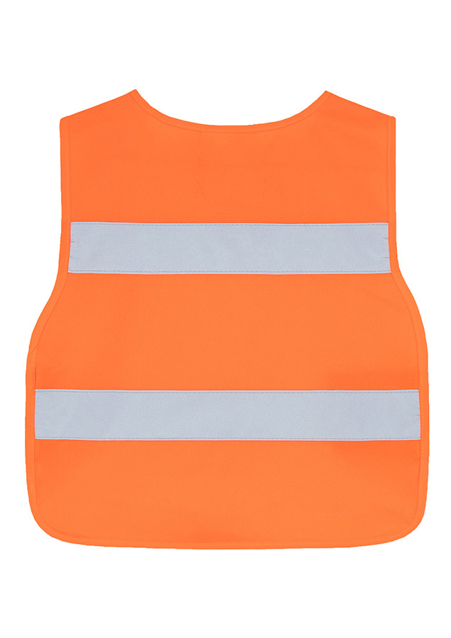 Lächelnde Erwachsene Frau im orangenen funktionalen Korntex Poncho mit Reflexstreifen steht in einem Park