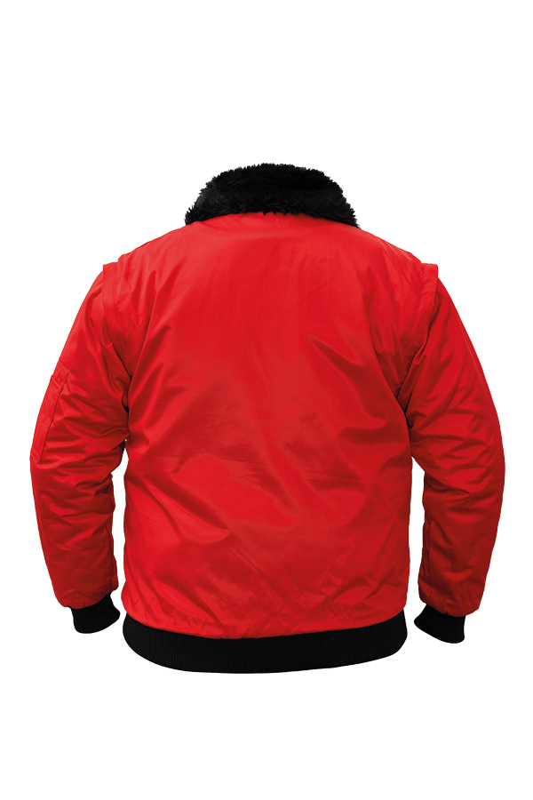 Ein Mann in einer signalgelb-schwarzen Korntex-Pilotenjacke steht vor einem Gebäude
