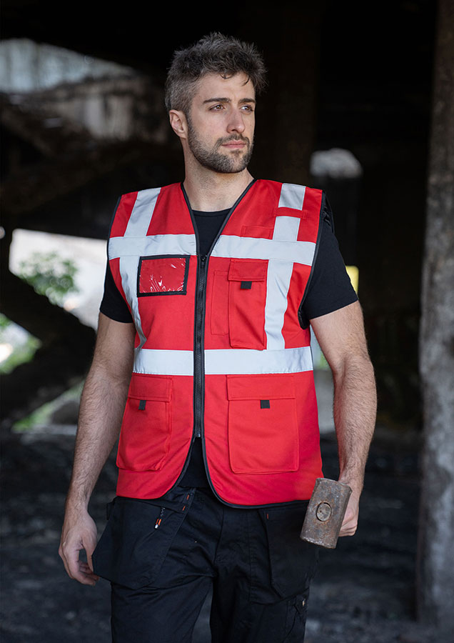 Gilet de sécurité matelassé rouge avec fermeture éclair – modèle Comfort Fit de Korntex pour les journées froides et une meilleure visibilité