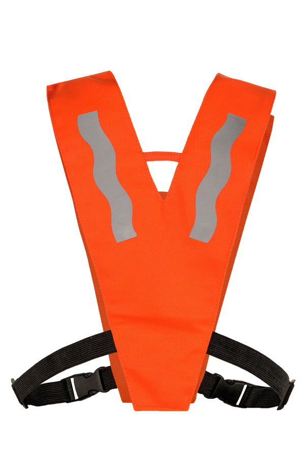 Ein Kind in einem orangefarbenen Korntex Multifunktionskragen mit Reflexstreifen steht in einem Park