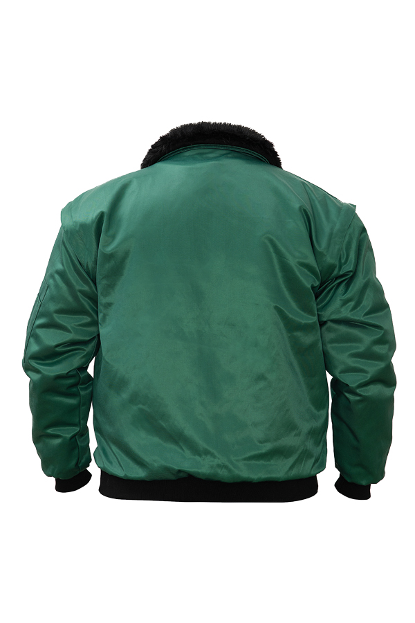 Ein Mann in einer signalgelb-schwarzen Korntex-Pilotenjacke steht vor einem Gebäude