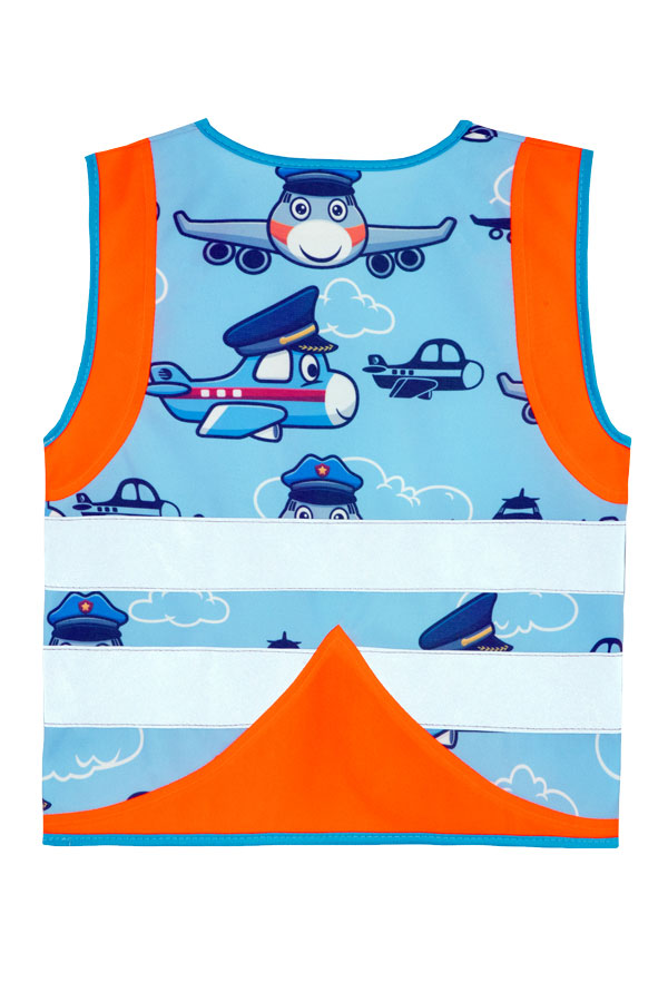 Kind in einer orangenen Korntex-Warnweste mit Flugzeug-Muster auf einem Spielplatz